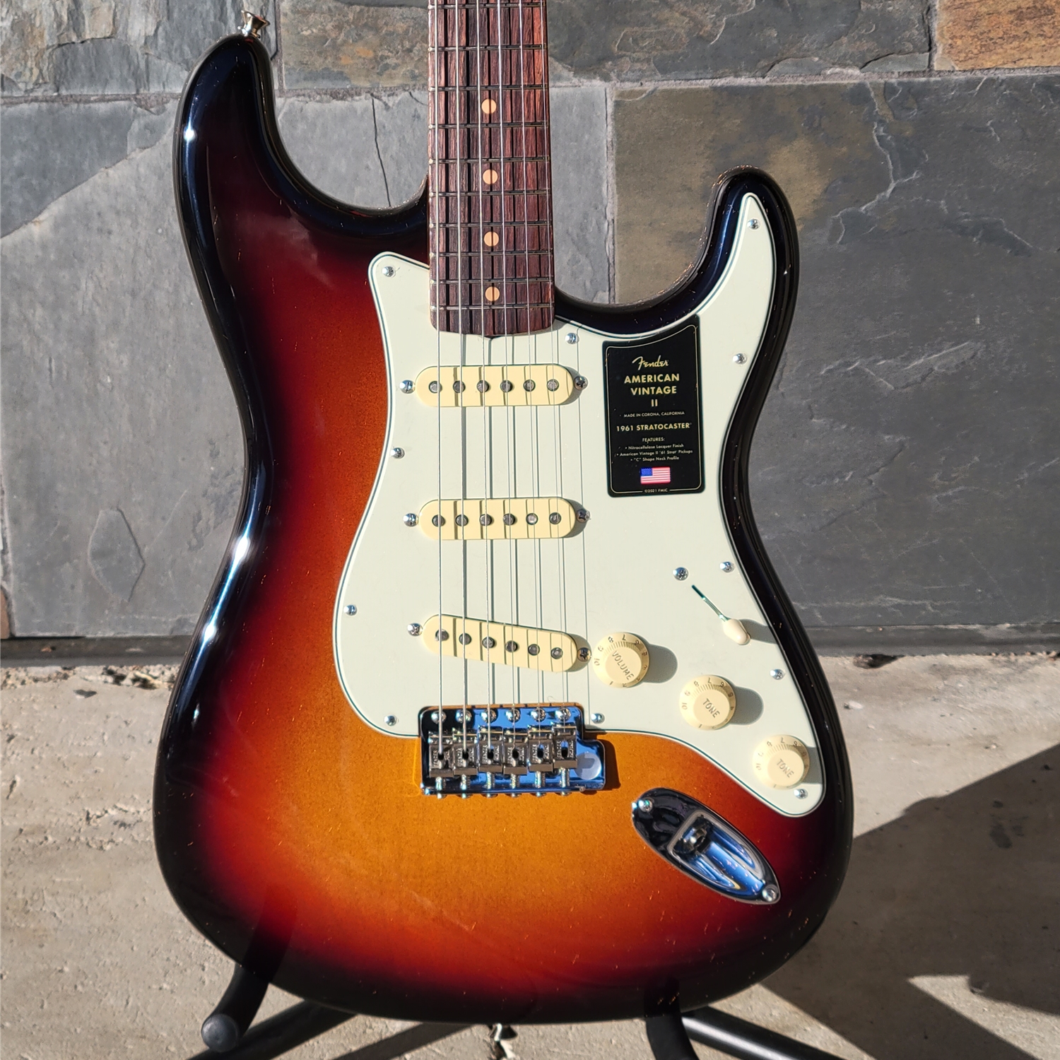 Fender AMERICAN VINTAGE II 1961 STRATOCASTER®Rosewood Fingerboard, 3-Color Sunburst