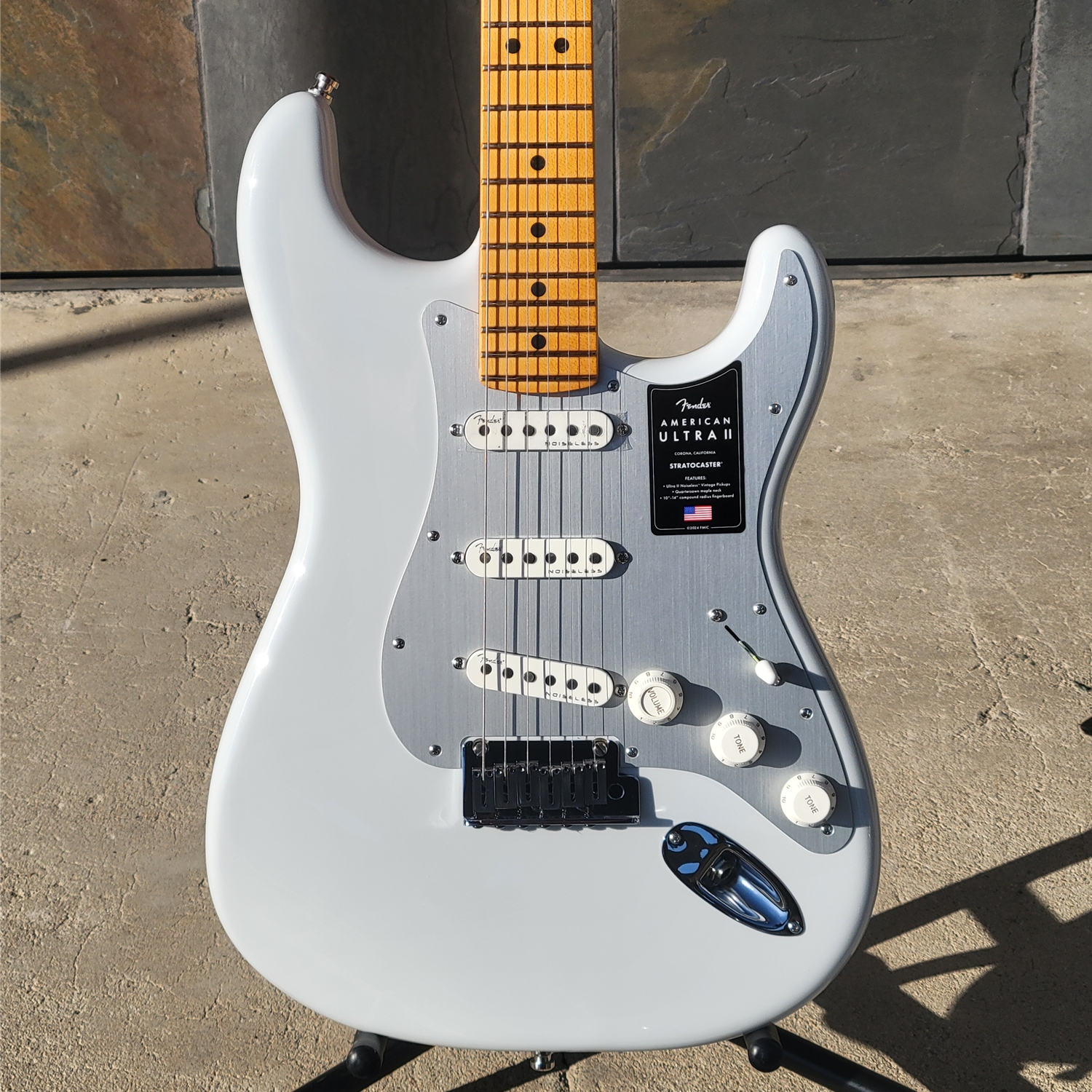 Fender American Ultra II Stratocaster®, Maple Fingerboard, Avalanche