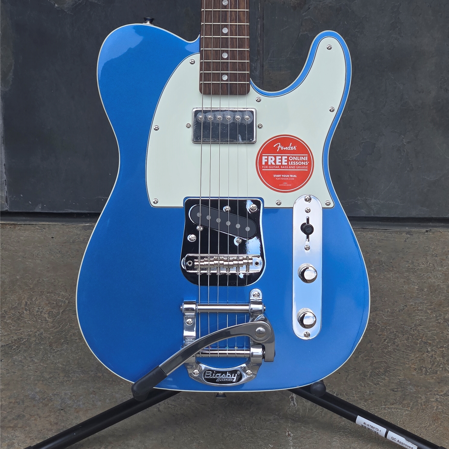 Squier Classic Vibe™ Custom Telecaster® SH with Bigsby, Parchment Pickguard, Lake Placid Blue