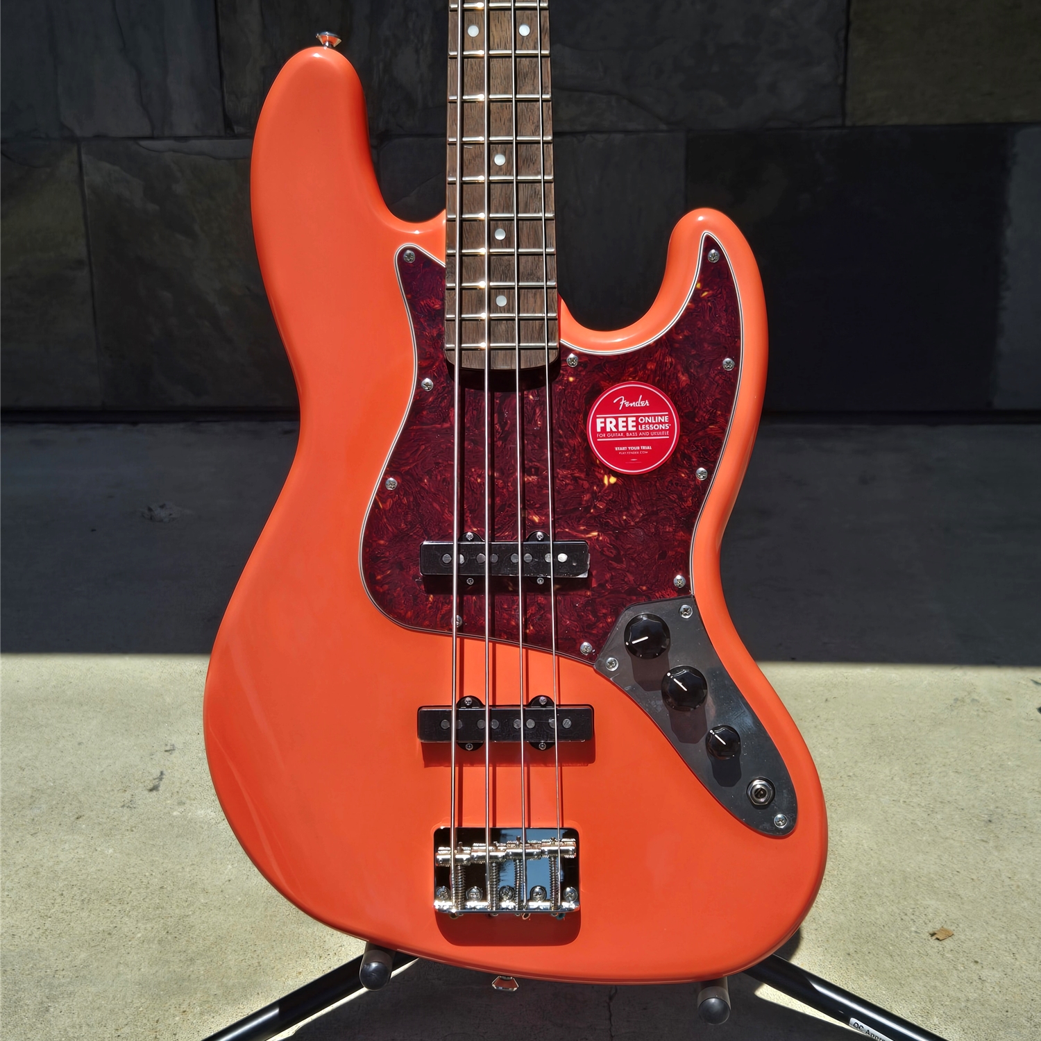 Squier Classic Vibe™ '60s Jazz Bass®, Laurel Fingerboard, Tortoishell Pickguard, Tahitian Coral