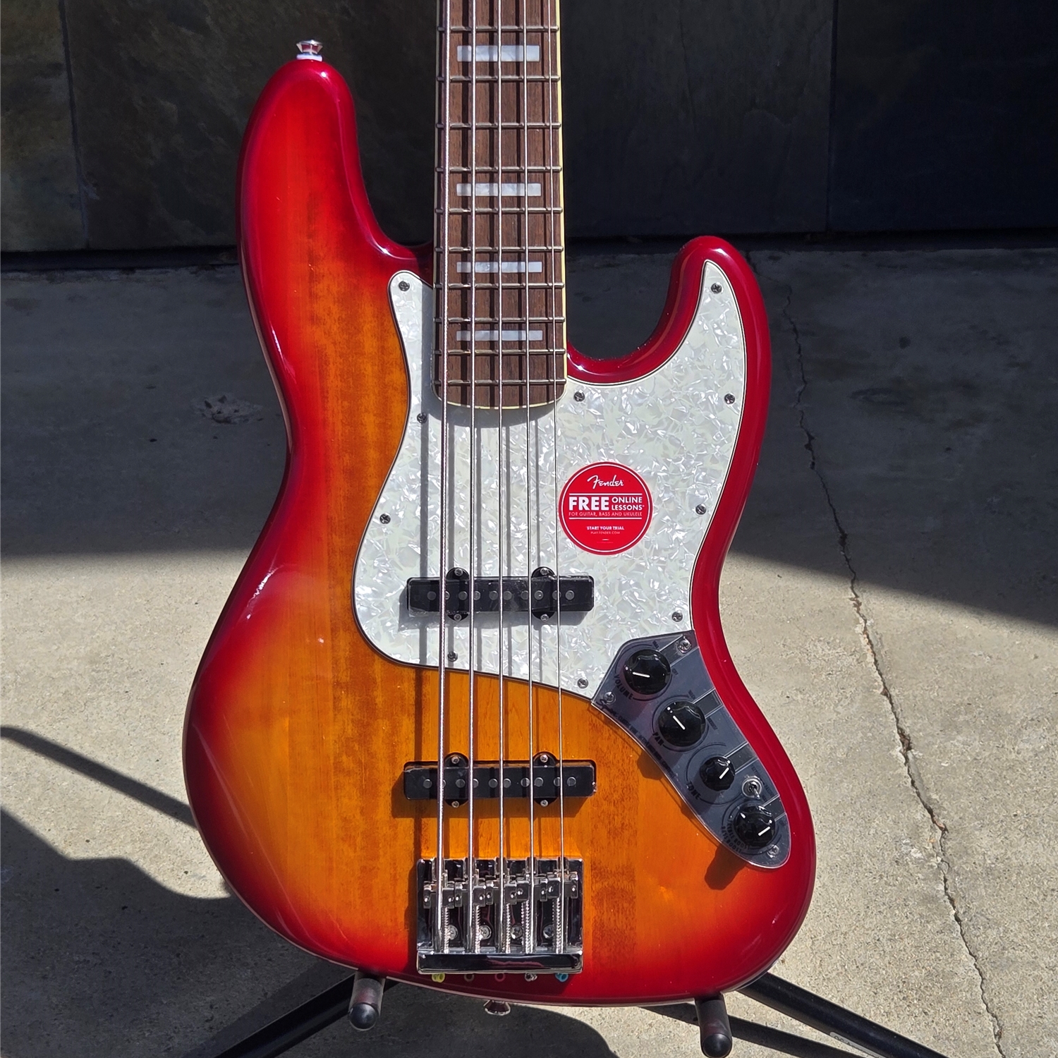 Squier Classic Vibe™ Active '70s Jazz Bass® V, Laurel Fingerboard, White Pearloid Pickguard, Sienna Sunburst