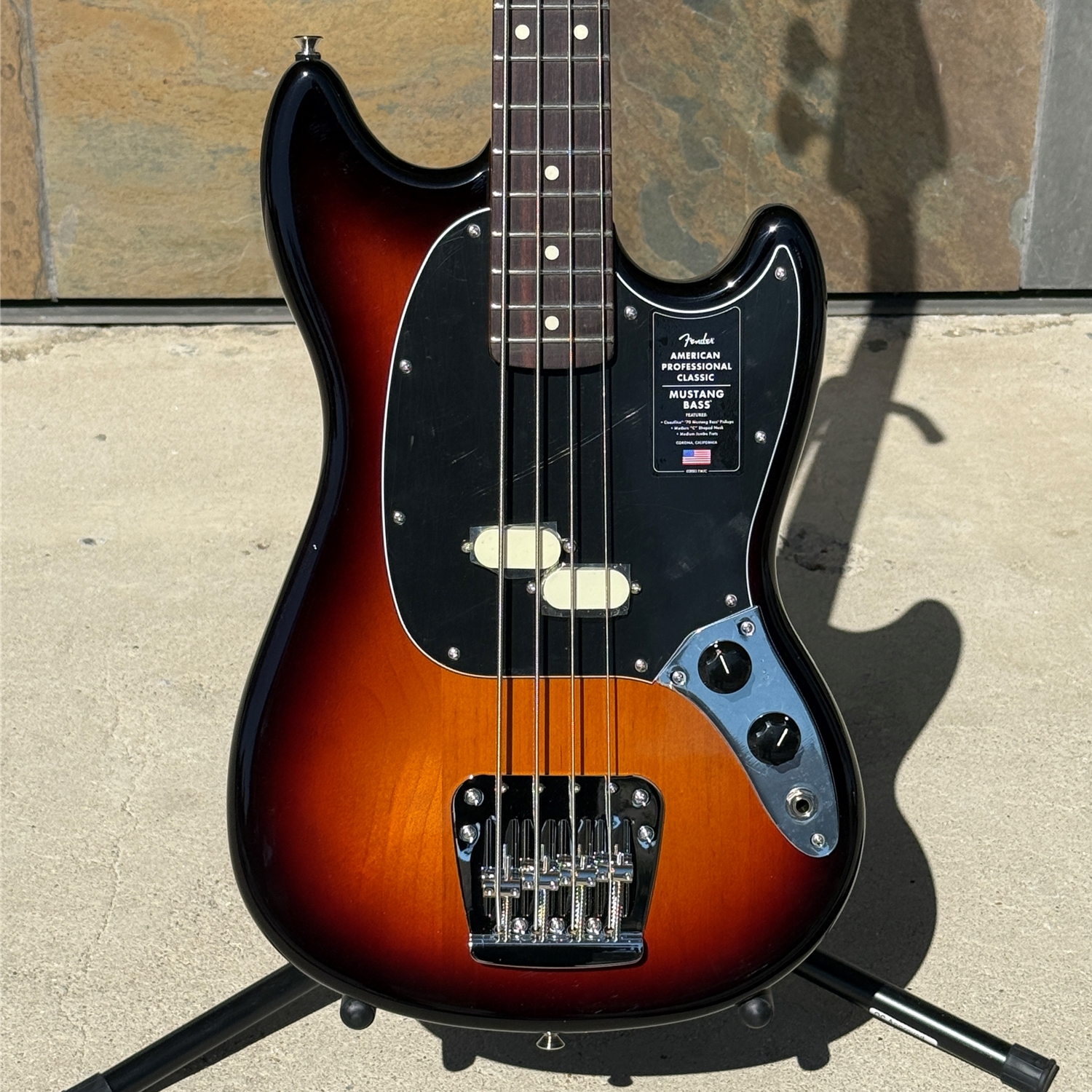 Fender American Professional Classic Mustang Bass®, Rosewood Fingerboard, 3-Color Sunburst
