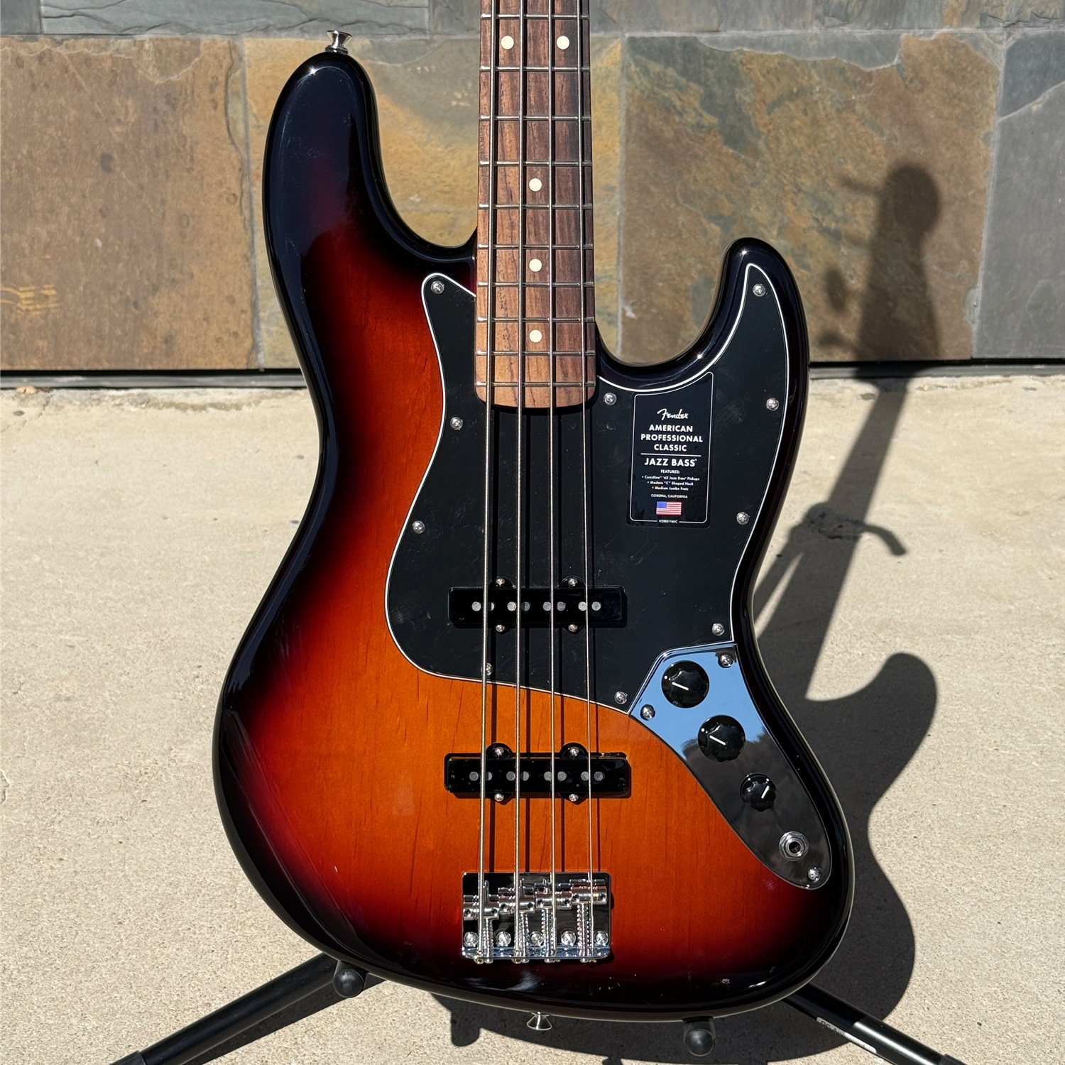 Fender American Professional Classic Jazz Bass®, Rosewood Fingerboard, 3-Color Sunburst