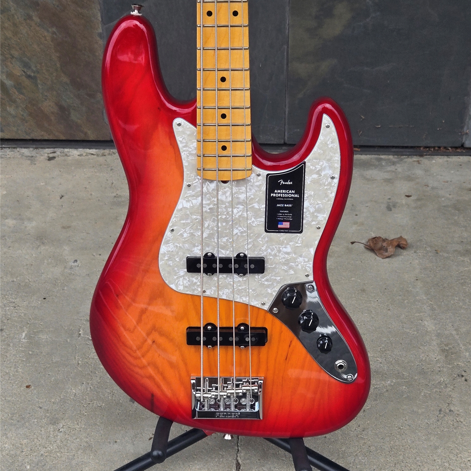 Fender American Professional Jazz Bass®, Maple Fingerboard, Aged Cherry Burst