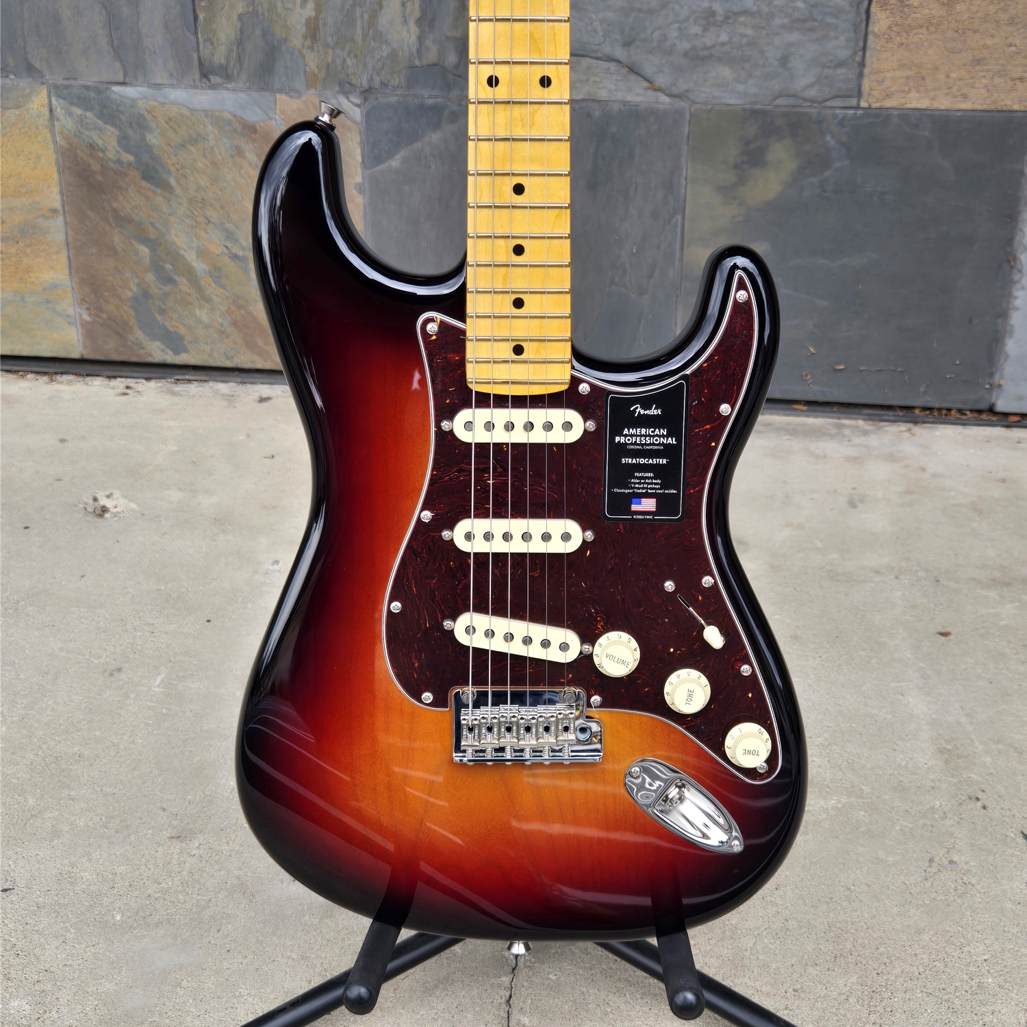 Fender American Professional Stratocaster®, Maple Fingerboard, 3-Color Sunburst