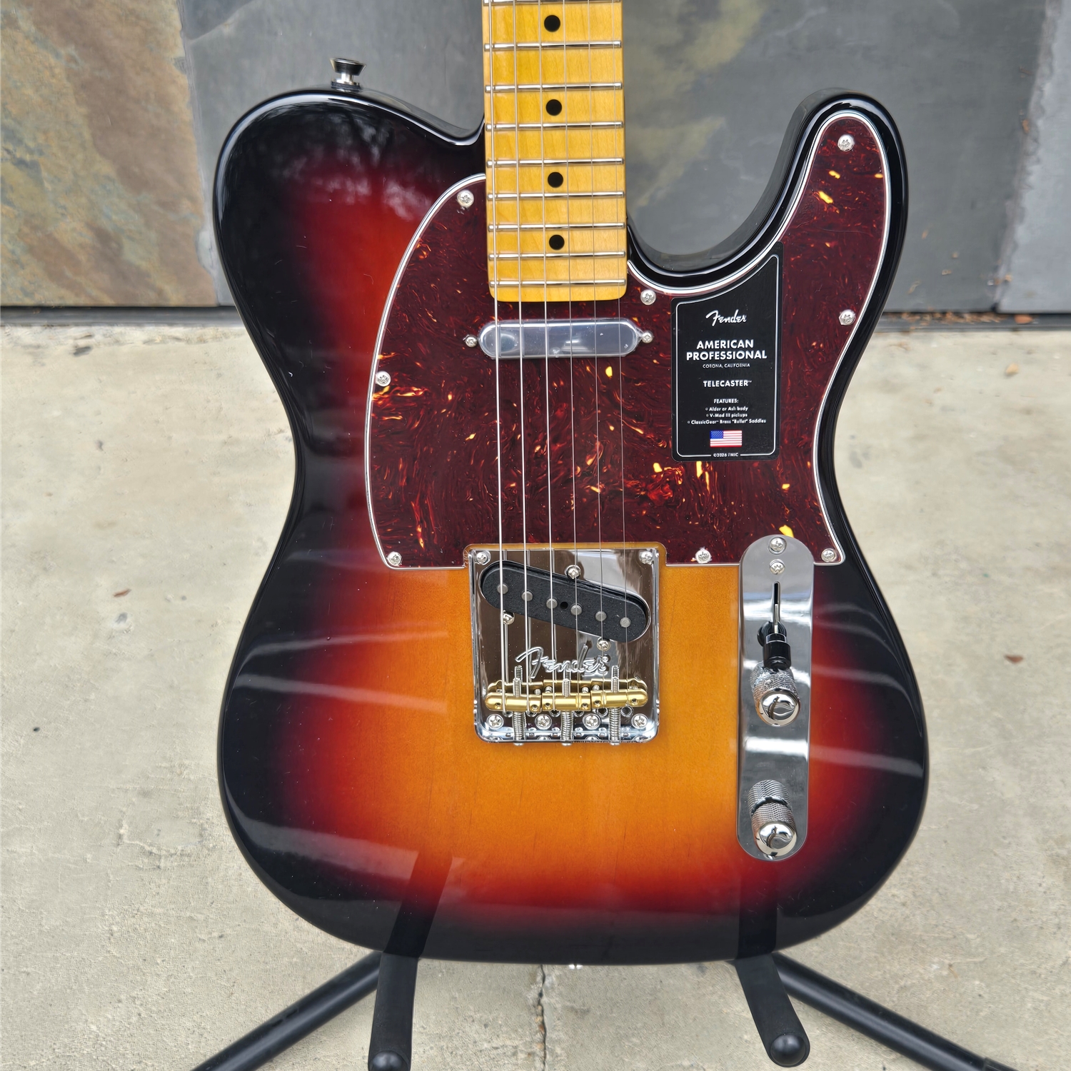 Fender American Professional Telecaster®, Maple Fingerboard, 3-Color Sunburst