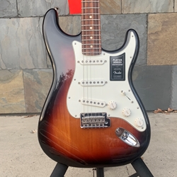 Fender Player Stratocaster, 3 Tone Sunburst, Pau-Ferro board