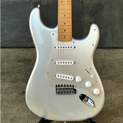 Fender H.E.R. Stratocaster Chrome Glow with Maple Neck