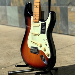 Player Plus Stratocaster®, Maple Fingerboard, 3-Color Sunburst