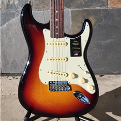 Fender AMERICAN VINTAGE II 1961 STRATOCASTER®Rosewood Fingerboard, 3-Color Sunburst