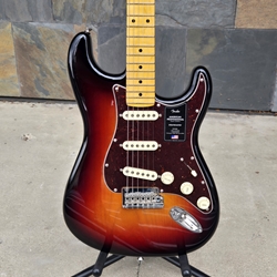 Fender American Professional Stratocaster®, Maple Fingerboard, 3-Color Sunburst